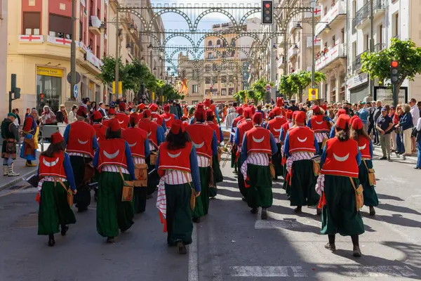 Alcoy, İspanya, 05-04-2025: Alcoy Toplumu Nova 'sı koruyucu aziz şenlikleri sırasında kutsal emanetin geçit töreninde yetkililere eşlik ediyor