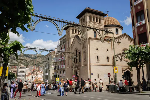 Alcoy, İspanya, 05-04-2025: Alcoy 2025 'teki Moors ve Hristiyan şenlikleri sırasında San Jorge Kilisesi' nin yanından geçenler