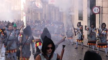 Alcoy, İspanya, 05-05-2025: Alcoy 2025 'te Moors ve Hristiyanlar festivali sırasında Aragoneses grubu üyeleri ateş açtı