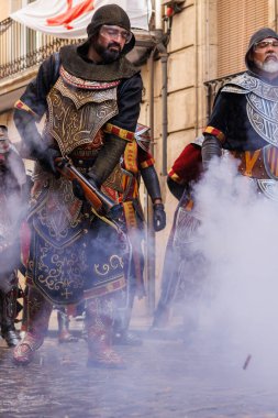Alcoy, İspanya, 05-05-2025: Aragonesos kumpanyası kaptanı Alcoy 2025 'teki Moors ve Christian festivalinde ateş etti