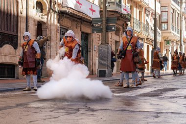 Alcoy, İspanya, 05-05-2025: Alcoy 2025 'teki Moors ve Hristiyan festivalinde Mozarabes grubunun lideri
