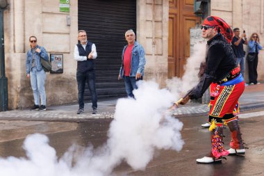 Alcoy, İspanya, 05-05-2025: Endülüs grubu lideri Alcoy 2025 'teki Moors ve Hristiyan festivalinde çekim yaptı