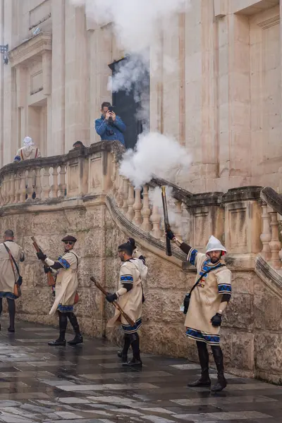 Alcoy, İspanya, 05-05-2025: Alcoy 2025 'teki Moors ve Christian festivalinde çekilen fotoğraflarda telefonuyla turist fotoğrafları