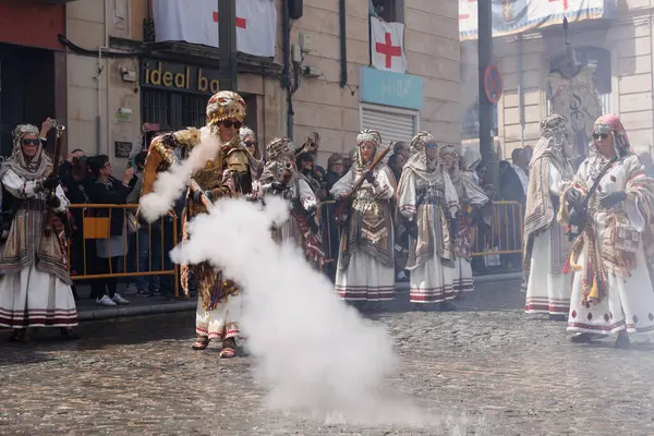 Alcoy, İspanya, 05-05-2025: Alcoy 2025 'teki Moors ve Christian festivalinde ateş açan tarihteki ilk kadın ikinci teğmen
