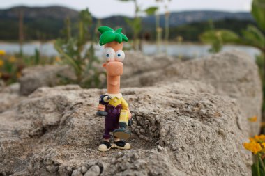 Beniarres, İspanya, 05-15-2025: Plastik Ferb Fletcher oyuncağı ve bataklığı ziyaret eden aletleri