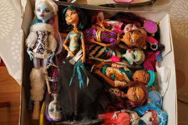 Alcoy, İspanya, 05-14-2025: Karton kutuda Bratz bebek koleksiyonu