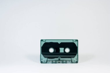 beyaz arkaplanda kaset ve kutu