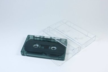 beyaz arkaplanda kaset ve kutu