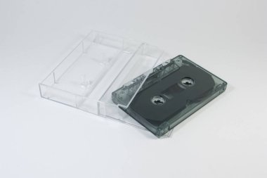 beyaz arkaplanda kaset ve kutu