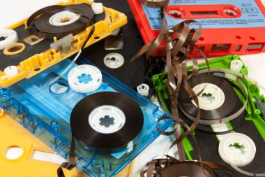 Teyp bandının beyaz arkaplandaki bölümleri