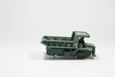 Beyaz arka planda çöp kamyonu oyuncağı