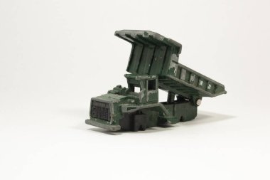 Beyaz arka planda çöp kamyonu oyuncağı