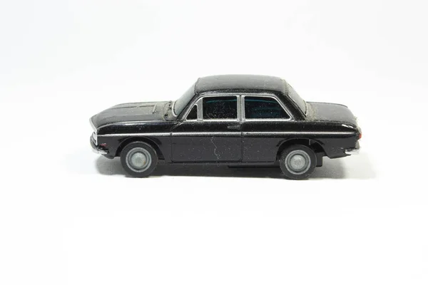 Schwarzes Autospielzeug Alt Und Staub Auf Weißem Hintergrund — Stockfoto
