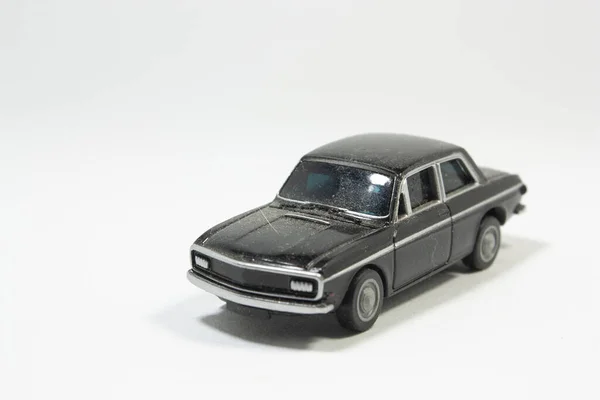 Schwarzes Autospielzeug Alt Und Staub Auf Weißem Hintergrund — Stockfoto