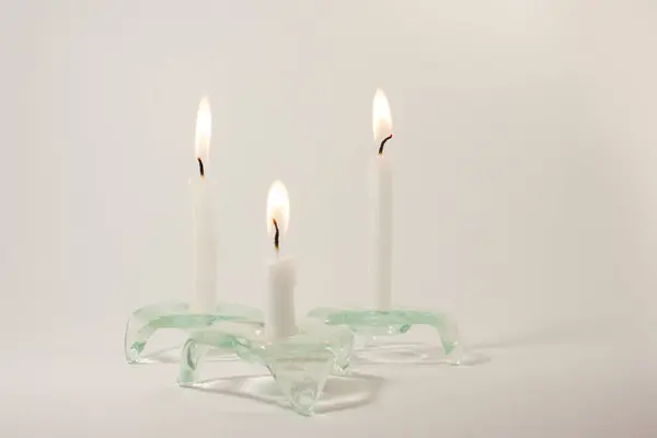 Kerze Weiß Und Glaskerzenständer Auf Weißem Hintergrund — Stockfoto