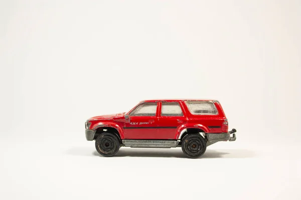Sport Utility Vehicle Spielzeugauto Rote Farbe Auf Weißem Hintergrund — Stockfoto