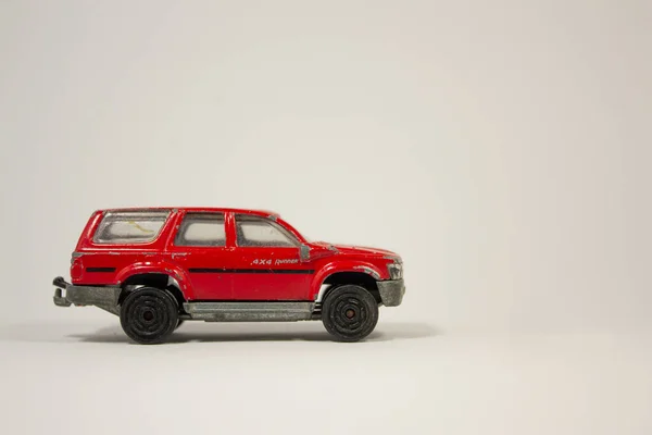 Sport Utility Vehicle Spielzeugauto Rote Farbe Auf Weißem Hintergrund — Stockfoto
