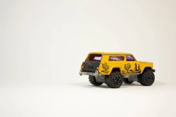 Sport Utility Vehicle Spielzeugauto Rot Gelb Auf Weißem Hintergrund — Stockfoto
