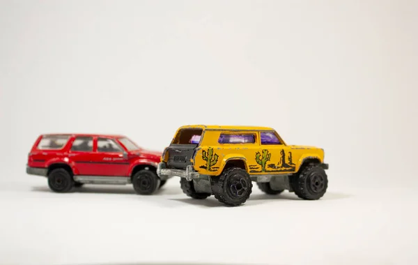 Dwa Sport Utility Samochód Zabawka Czerwony Żółty Kolor Białym Tle — Zdjęcie stockowe