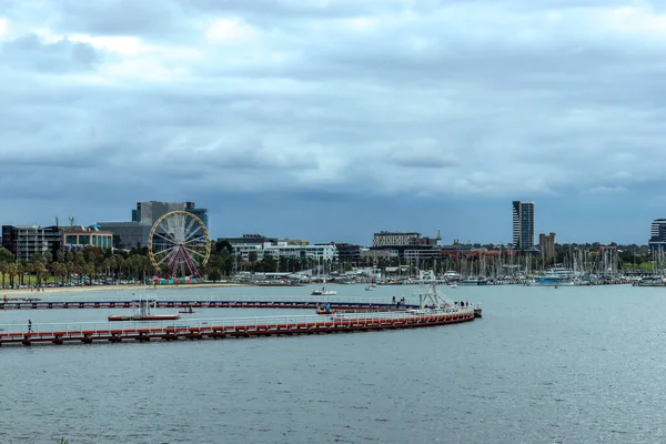 Geelong Körfezi 'nin üstünden bak. Tepesinde fırtına bulutları var.