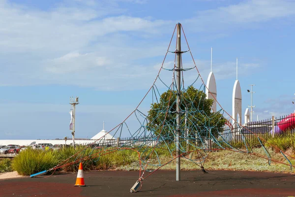 Geelong sahilindeki oyun parkına tırmanmak.