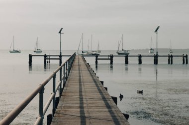 Alacakaranlıkta eski ahşap iskele ve kayıklar