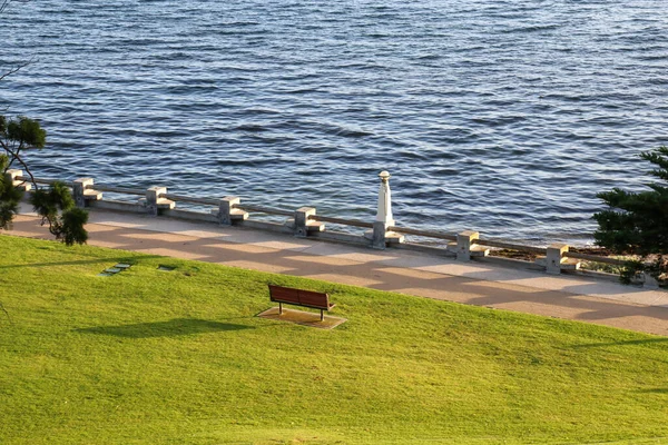 Denize bakan boş park bankı