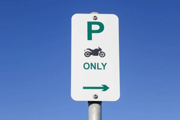 Motosiklet park levhası ve mavi gökyüzü