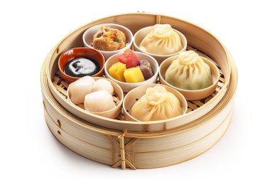 İzole edilmiş beyaz arka planda Dim Sum. Gıda blogcusu, Vlog, sosyal medya veya reklam içeriği için iyi.