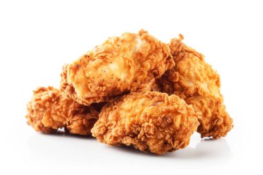 İzole edilmiş beyaz arka planda kızarmış tavuk. Gıda blogcusu, Vlog, sosyal medya veya reklam içeriği için iyi.