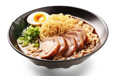 İzole edilmiş beyaz arka planda domuz etli Ramen Japon yemeği. Gıda blogcusu, Vlog, sosyal medya veya reklam içeriği için iyi.