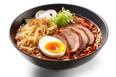 İzole edilmiş beyaz arka planda domuz etli Ramen Japon yemeği. Gıda blogcusu, Vlog, sosyal medya veya reklam içeriği için iyi.