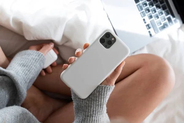 Close Mulher Usando Telefone Celular Enquanto Sentado Cama Casa — Fotografia de Stock