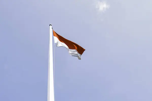 印度尼西亚国旗在空中飘扬 — 图库照片
