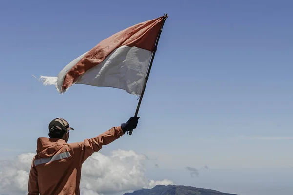 Uomo Asiatico Con Indonesiano Bandiera Indonesia Cima Alla Montagna Sotto — Foto Stock