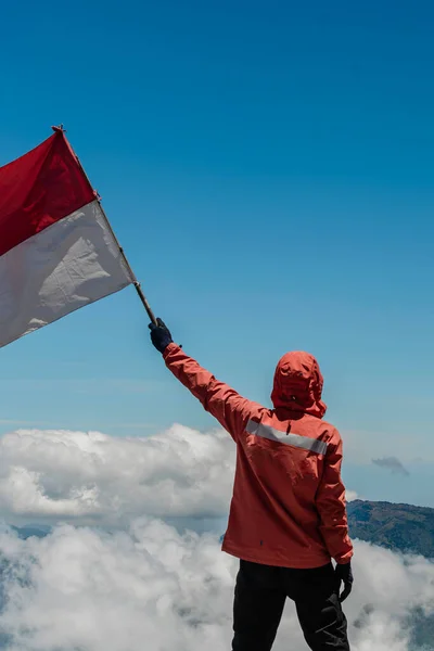 Asiatisk Man Med Indonesisk Flagg Indonesiska Toppen Berget Den Blå — Stockfoto