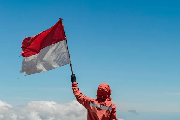 Asiático Homem Com Indonésia Bandeira Indonésia Topo Montanha Sob Azul — Fotografia de Stock