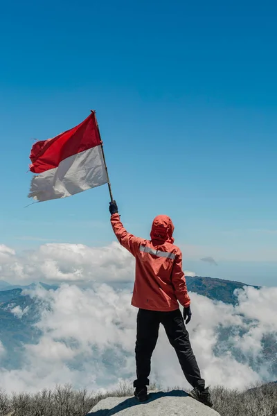 Pria Asia Dengan Bendera Indonesia Puncak Gunung Bawah Langit Biru — Stok Foto