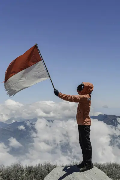 Азіатський Чоловік Індонезійським Прапором Індонезії Вершині Гори Під Блакитним Небом — стокове фото