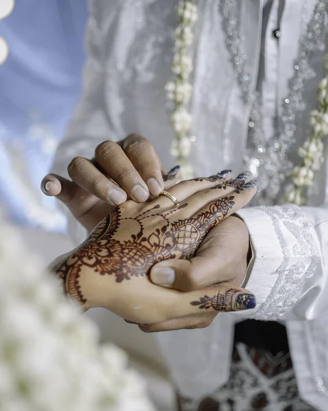 Damat, gelinin yüzük parmağına nikah yüzüğü takar. Bu, resmi olarak evli olduklarını gösterir.