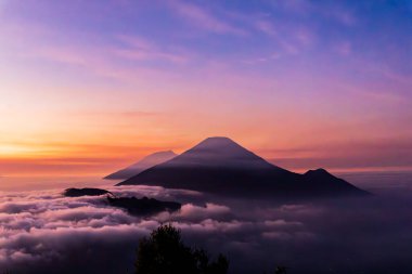 Bulutlar denizinden yükselen güneşin güzel manzarası çok egzotik ve sihirle dolu. Şaşırtıcı.