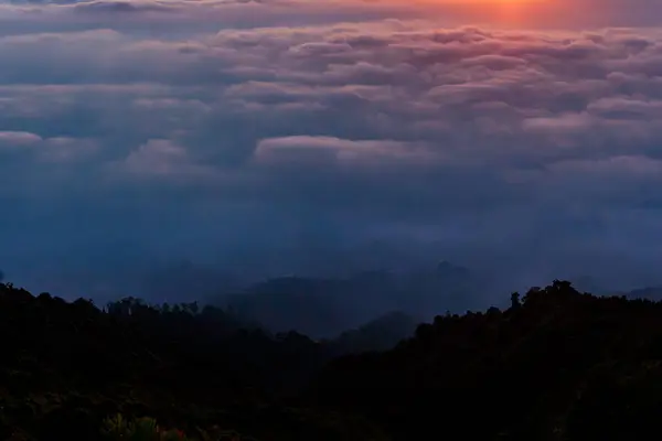 Kaunis Näkymä Auringosta Pilvien Yläpuolella Niin Eksoottinen Täynnä Taikaa Loistavaa — kuvapankkivalokuva