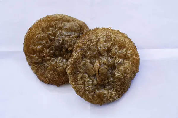 Cucur ya da guguklu kek geleneksel bir Endonezya yemeğidir. Un ve çeşitli baharatlardan özel bir şekilde pişirildi. Tadı çok lezzetli ve yumuşak. Doku da çok tatlı.