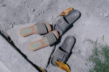 Birlikteliğimizin özünü bu sandalet görüntüsüyle yakala, aşk ve ortaklığın yolculuğunu sembolize et..