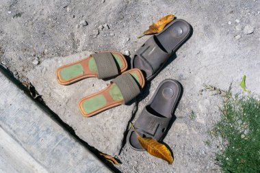 Birlikteliğimizin özünü bu sandalet görüntüsüyle yakala, aşk ve ortaklığın yolculuğunu sembolize et..