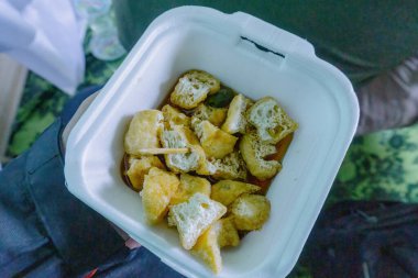 Cirebon 'dan imzalı bir sokak yemeği olan Tahu Gejrot' un bu ağız sulandırıcı iğnesiyle Endonezya 'nın canlı tadını yakalayın. Tatlı ve baharatlı sosta kızartılmış tofu, bu yemek duyular için bir ziyafet..