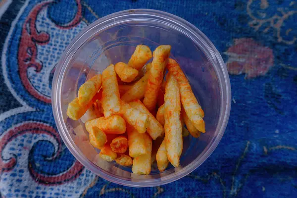 Bu gevrek patates çubuklarının karşı konulmaz cazibesine kapılın. Baharatlı ve lezzetli baharatlarla dolu bol bol serpiştirilmiş..