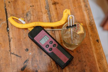 Bu besin sıcaklığı ölçme cihazı bir bardaktaki buz küplerinin sıcaklığını ölçmek için kullanılıyor.