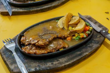 Ağız sulandırıcı kağıt tavuk, çıtır patates kızartması ve güzel kokulu bitkilerle birlikte. Mükemmel konfor yemeği.!