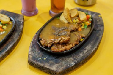 Ağız sulandırıcı kağıt tavuk, çıtır patates kızartması ve güzel kokulu bitkilerle birlikte. Mükemmel konfor yemeği.!